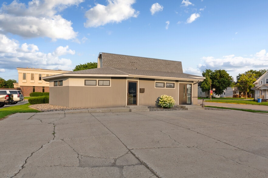 152 E Pearl St, Owatonna, MN for sale - Building Photo - Image 2 of 30