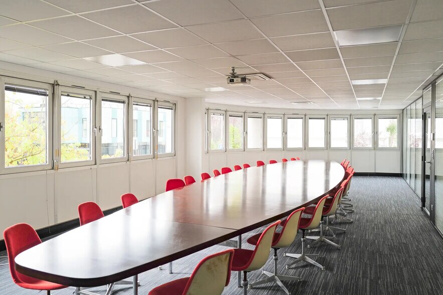 Office in Courbevoie for sale - Building Photo - Image 3 of 6