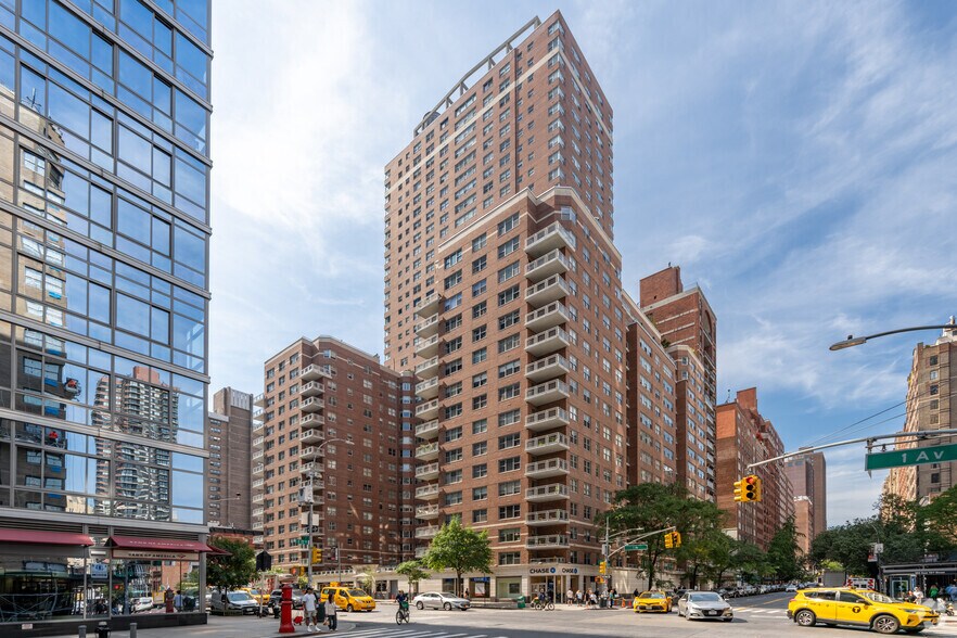 360 E 72nd St, New York, NY à vendre - Photo du bâtiment - Image 2 de 4