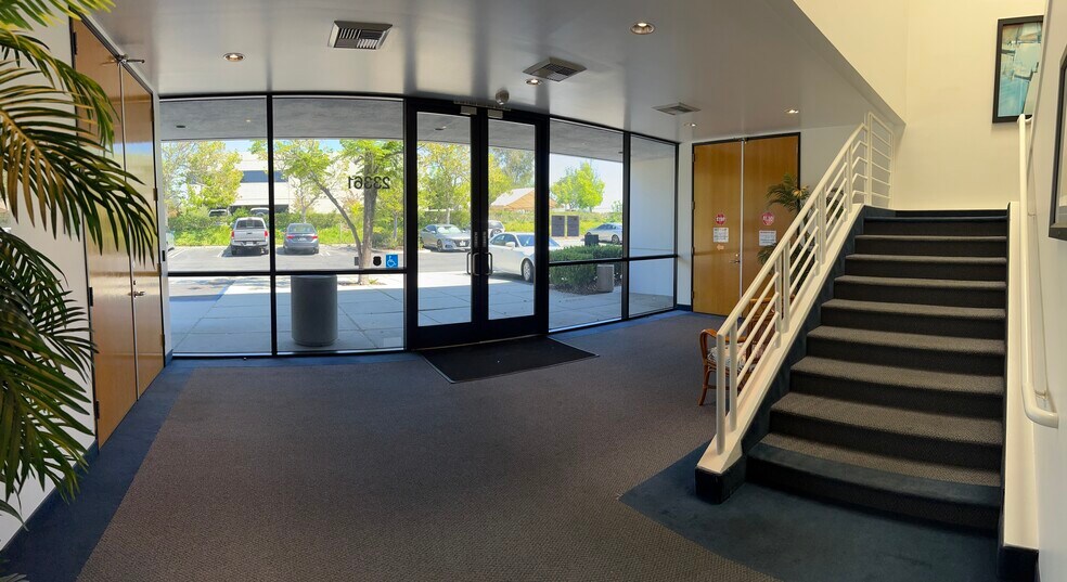 23351-23361 Madero, Mission Viejo, CA à louer - Photo intérieure - Image 3 de 21