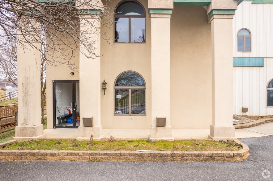 242 N Whiteoak St, Kutztown, PA for lease - Building Photo - Image 3 of 5