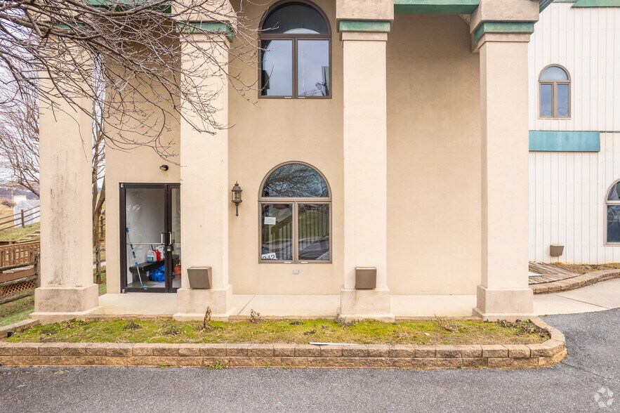 242 N Whiteoak St, Kutztown, PA à louer - Photo du bâtiment - Image 3 de 5