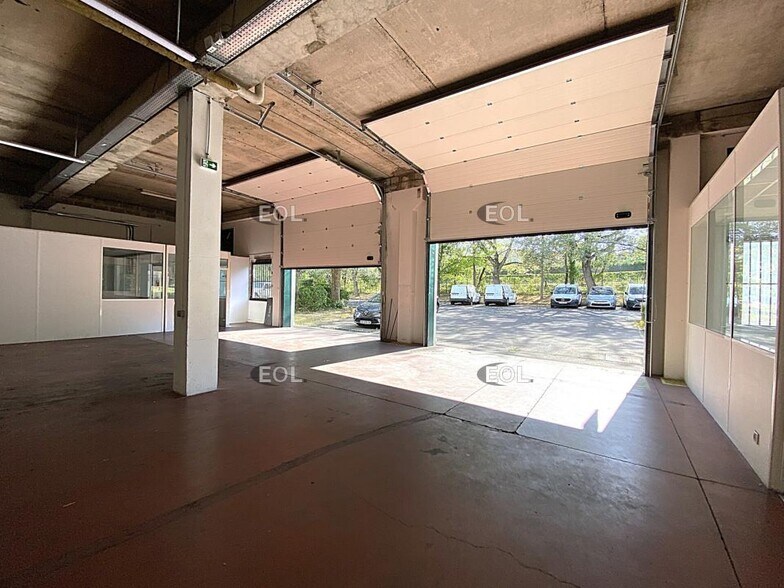 Flex in Verrières-le-Buisson for lease - Interior Photo - Image 2 of 5