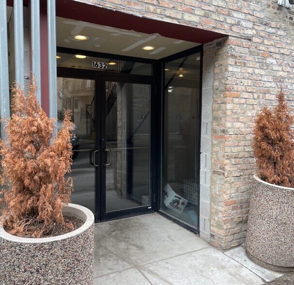 1630-1632 N Milwaukee Ave, Chicago, IL à louer - Photo du bâtiment - Image 3 de 6