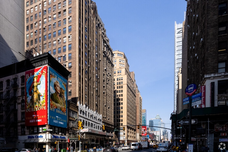 555 W 8th Ave, New York, NY for lease - Building Photo - Image 2 of 7