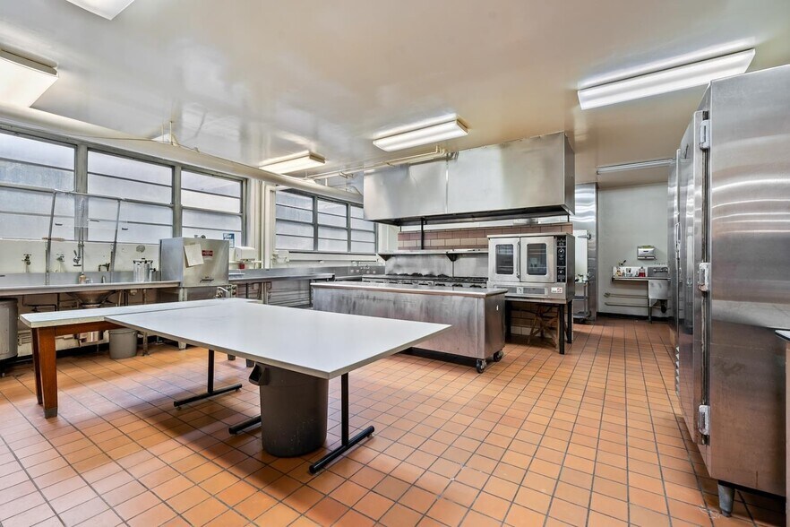 650 S Irwin Ave, Green Bay, WI à vendre - Photo du bâtiment - Image 3 de 15