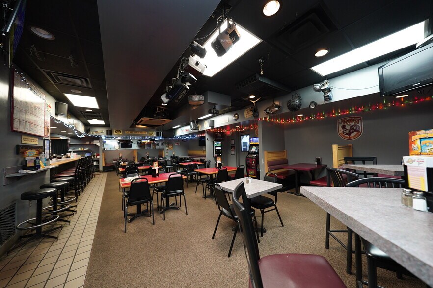 51390 Willis Rd, Belleville, MI à vendre - Photo intérieure - Image 3 de 6