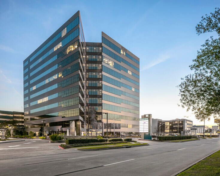 11767 Katy Fwy, Houston, TX à louer - Photo du bâtiment - Image 1 de 15