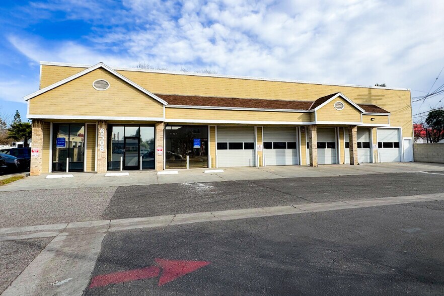 6508 N Blackstone Ave, Fresno, CA à louer - Photo du bâtiment - Image 2 de 2