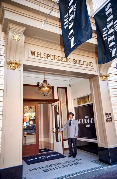 202-208 W 4th St, Santa Ana, CA à louer - Photo du bâtiment - Image 1 de 41