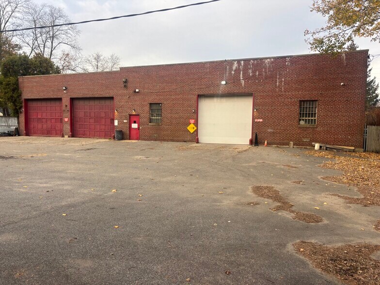 249 Broadway, Amityville, NY à vendre - Photo du bâtiment - Image 2 de 5