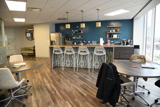 1 Mid America Plz, Oakbrook Terrace, IL à louer Photo intérieure- Image 2 de 7