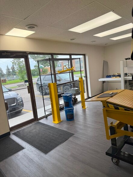 Commercial Condo Units at 4063 74 Ave SE portfolio of 2 properties for sale on LoopNet.ca - Building Photo - Image 3 of 23