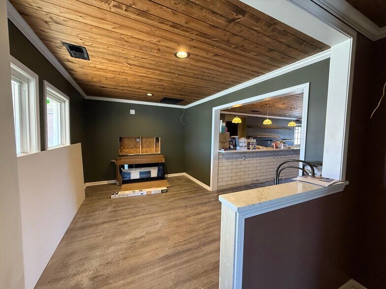 237 E Main St, Yadkinville, NC à louer - Photo du bâtiment - Image 2 de 15