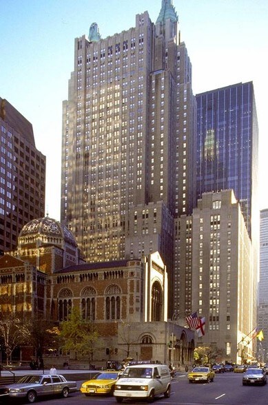 301 Park Ave, New York, NY à louer - Photo du bâtiment - Image 3 de 3