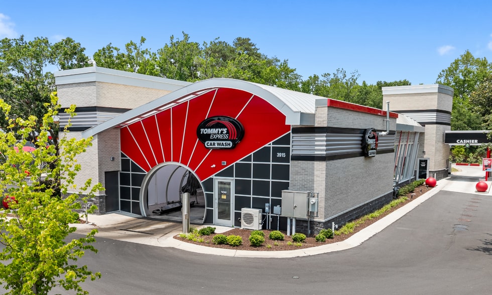 3915 Oleander Dr, Wilmington, NC for sale - Primary Photo - Image 1 of 3