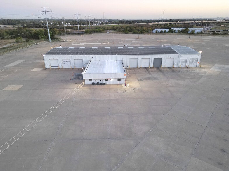 1501 N Walton Walker Blvd, Dallas, TX for lease - Building Photo - Image 2 of 8