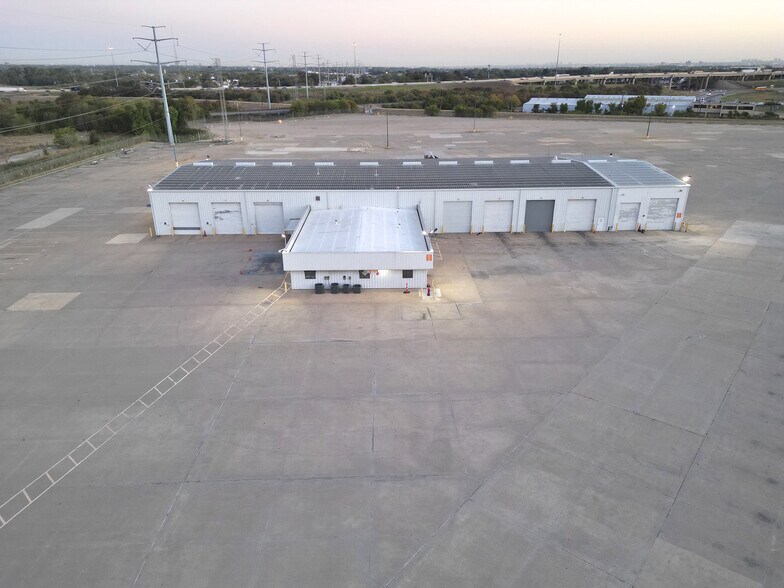 1501 N Walton Walker Blvd, Dallas, TX à louer - Photo du bâtiment - Image 3 de 8