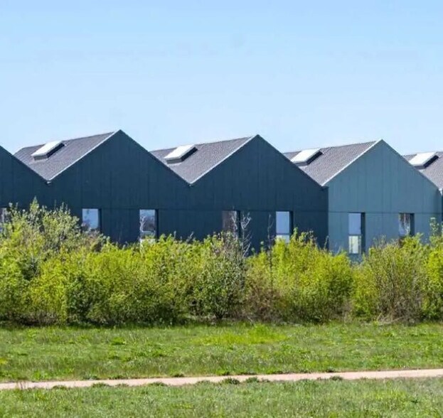 Office in Genas for lease - Building Photo - Image 2 of 5