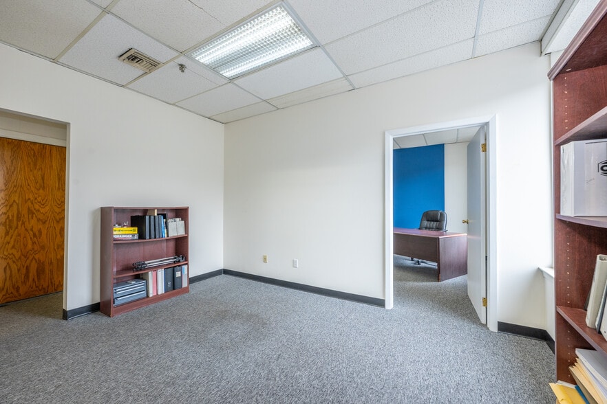 119 Naylon Ave, Livingston, NJ à louer - Photo du bâtiment - Image 3 de 10