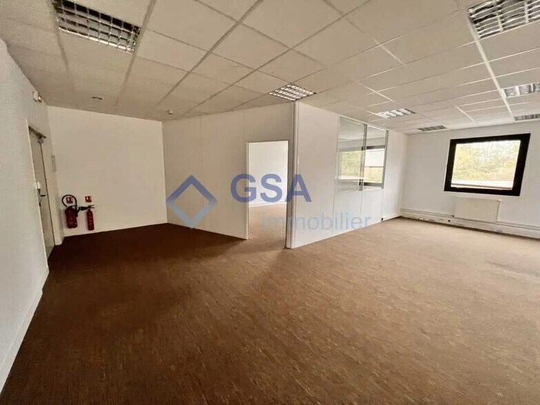 Office in Lisses for lease - Interior Photo - Image 2 of 5