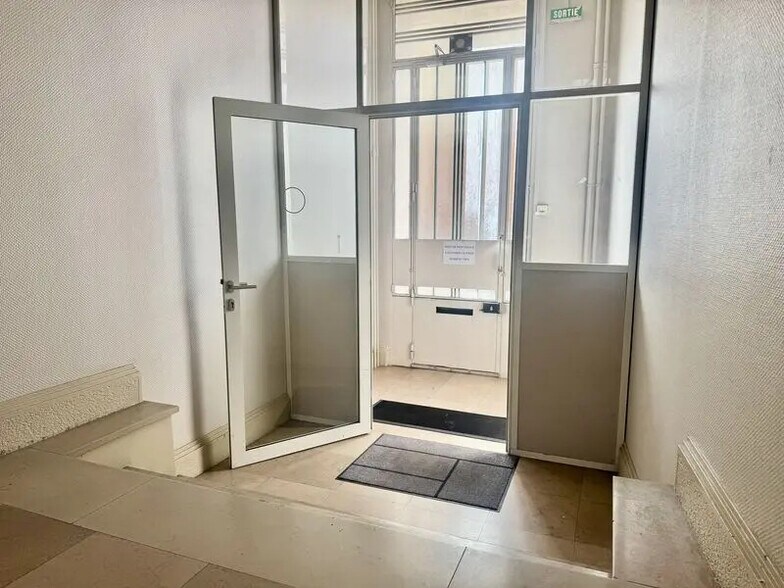 Office in Lyon for sale - Lobby - Image 2 of 14