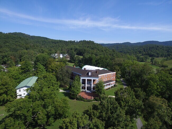 Plus de détails pour 158 Academy Lane Dr, Pence Springs, WV - Services hôteliers à vendre