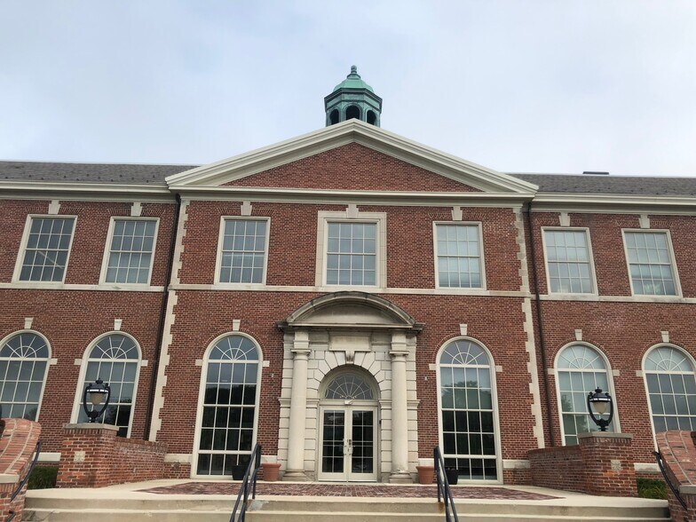 4650 N Port Washington Rd, Glendale, WI à louer - Photo du bâtiment - Image 2 de 4