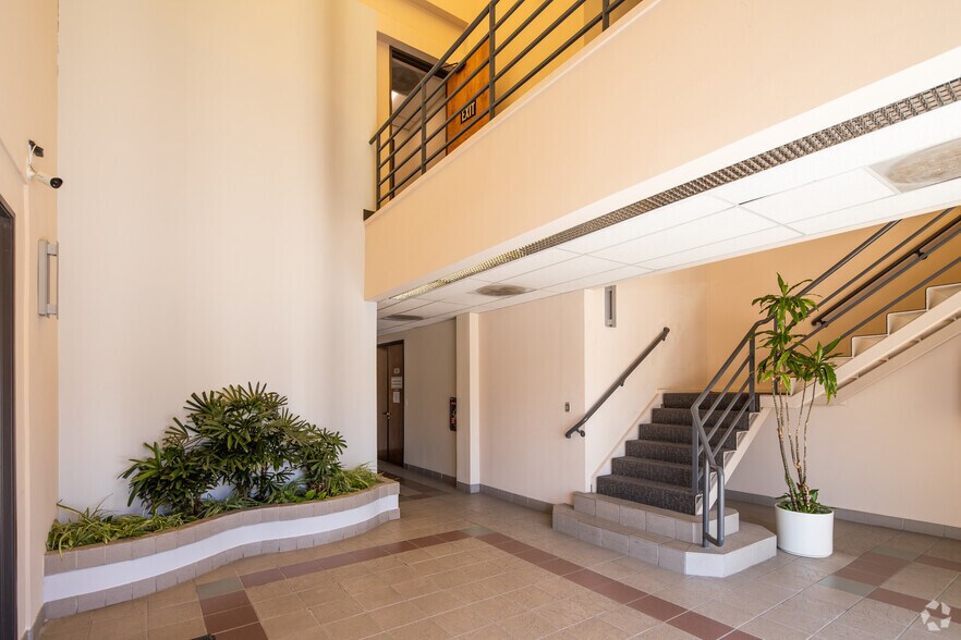 23147 Ventura Blvd, Woodland Hills, CA à louer - Hall d’entrée - Image 2 de 4