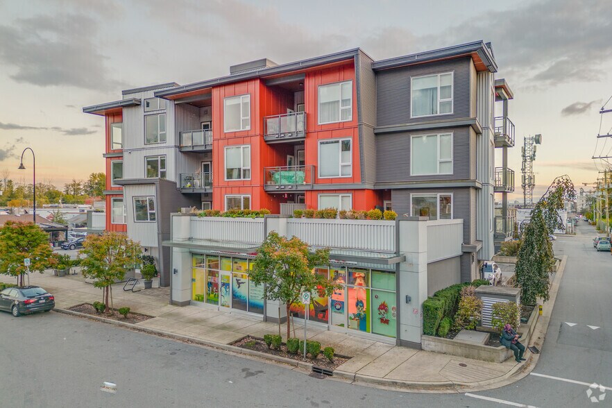 1201 16th St W, North Vancouver, BC à vendre - Photo du bâtiment - Image 2 de 7