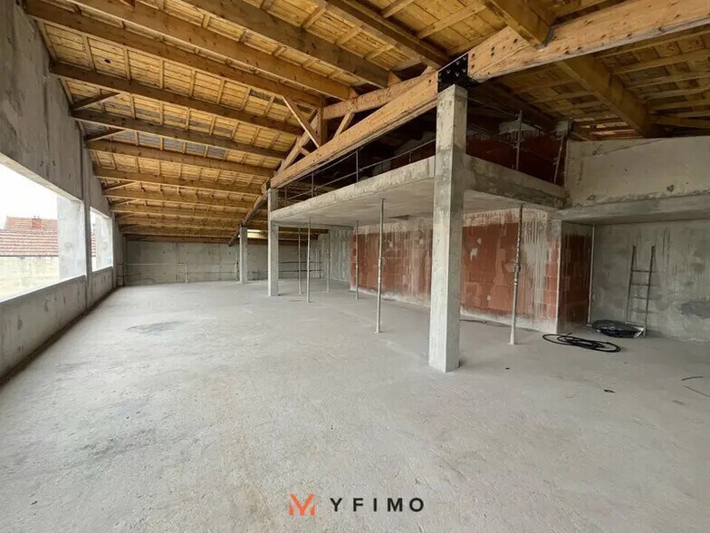 Retail in Aubergenville for lease - Building Photo - Image 2 of 4