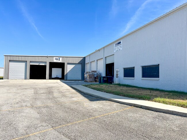 Plus de détails pour 18975 Marbach Ln, San Antonio, TX - Industriel à louer