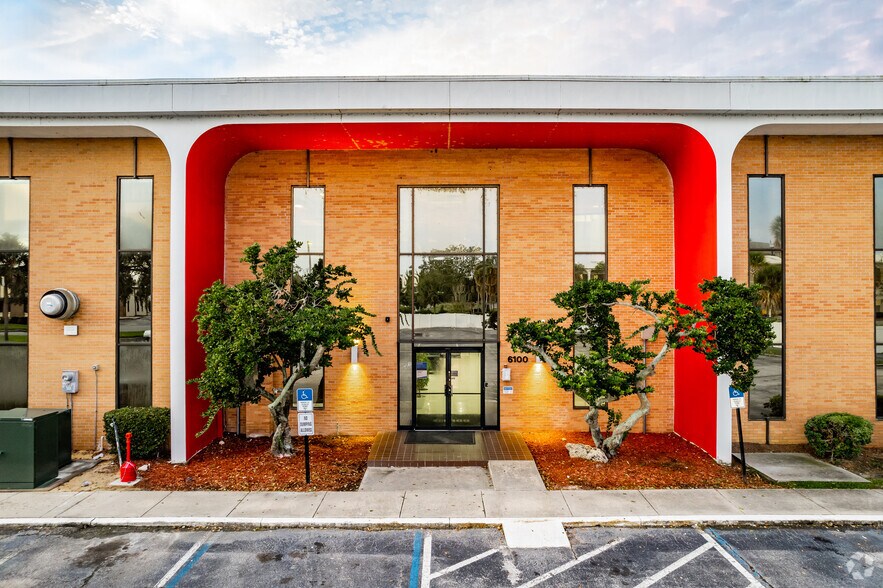 6100 Lake Ellenor Dr, Orlando, FL à louer - Photo du bâtiment - Image 3 de 27