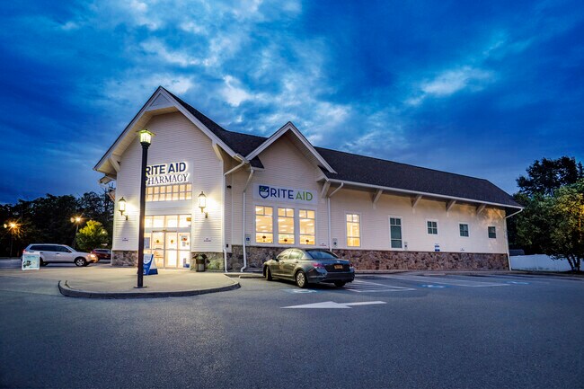 Plus de détails pour 1 Crum Elbow Rd, Hyde Park, NY - Commerce de détail à louer