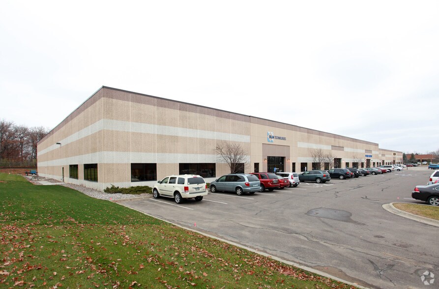 15300 N 25th Ave, Plymouth, MN à louer - Photo du bâtiment - Image 1 de 3