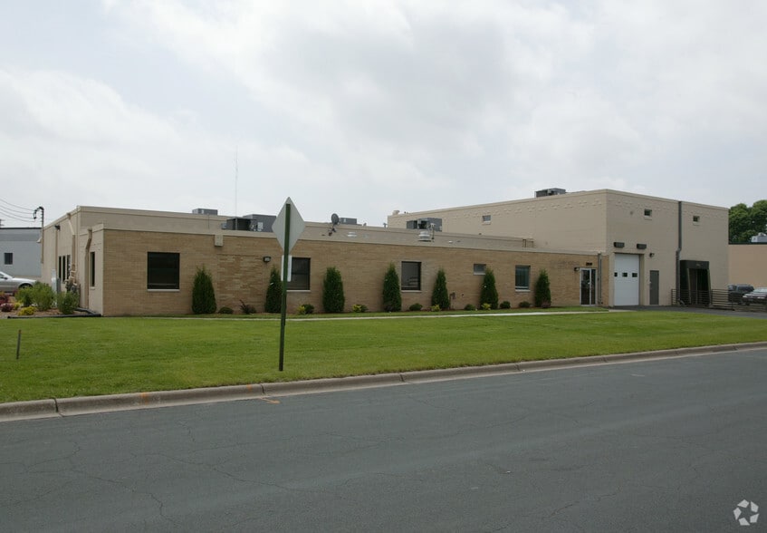 2909 S Anthony Ln, Saint Anthony, MN à vendre - Photo du bâtiment - Image 2 de 11