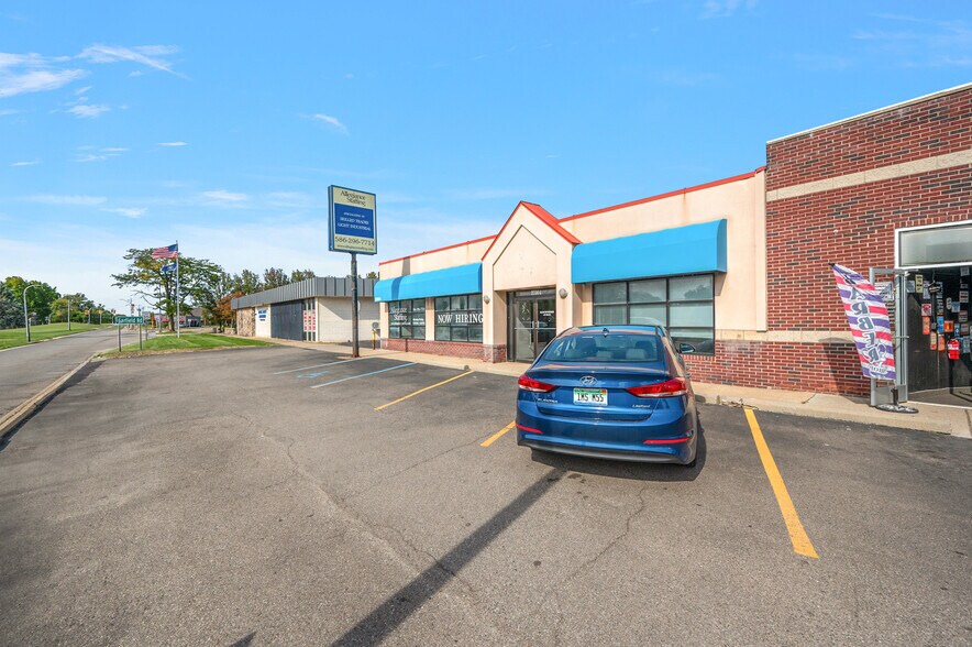 32064 Utica Rd, Fraser, MI à louer - Photo du bâtiment - Image 3 de 8