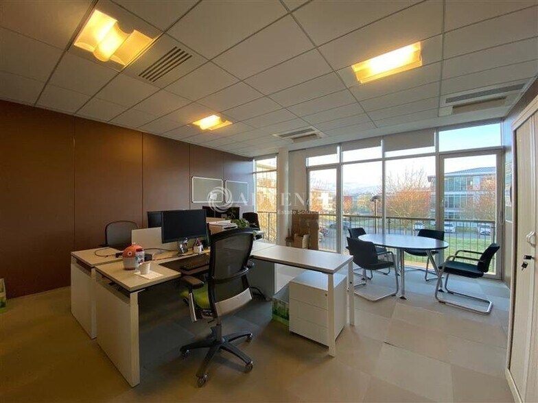 Bureau dans Voisins-le-Bretonneux à louer - Photo intérieure - Image 2 de 7