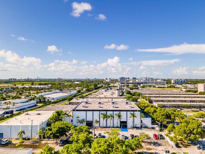 14901 NE 20th Ave, Miami, FL à louer - Photo du bâtiment - Image 3 de 6