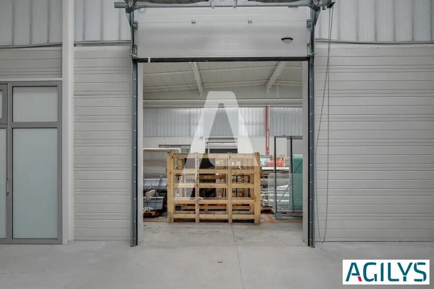 Flex in Palaiseau for lease - Interior Photo - Image 1 of 8