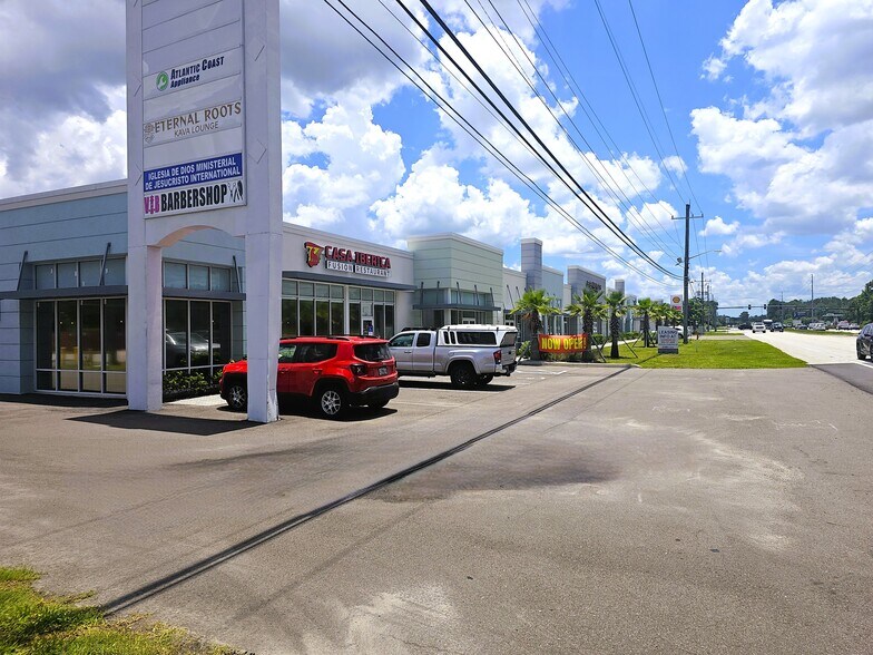7035 Philips Hwy, Jacksonville, FL à louer - Photo du bâtiment - Image 3 de 28