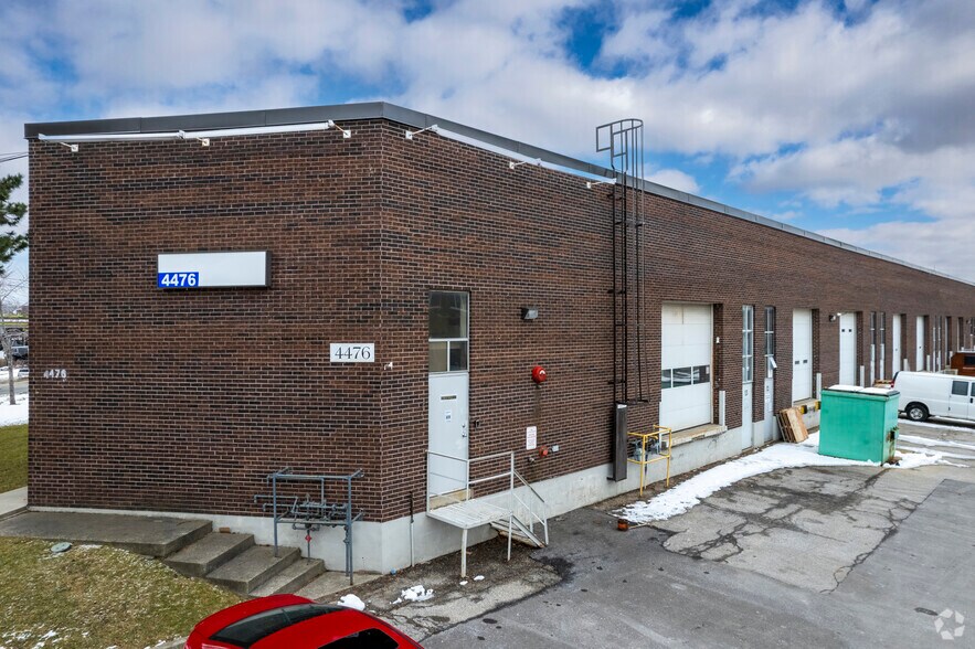 4476-4478 Chesswood Dr, Toronto, ON à louer - Photo du bâtiment - Image 2 de 6