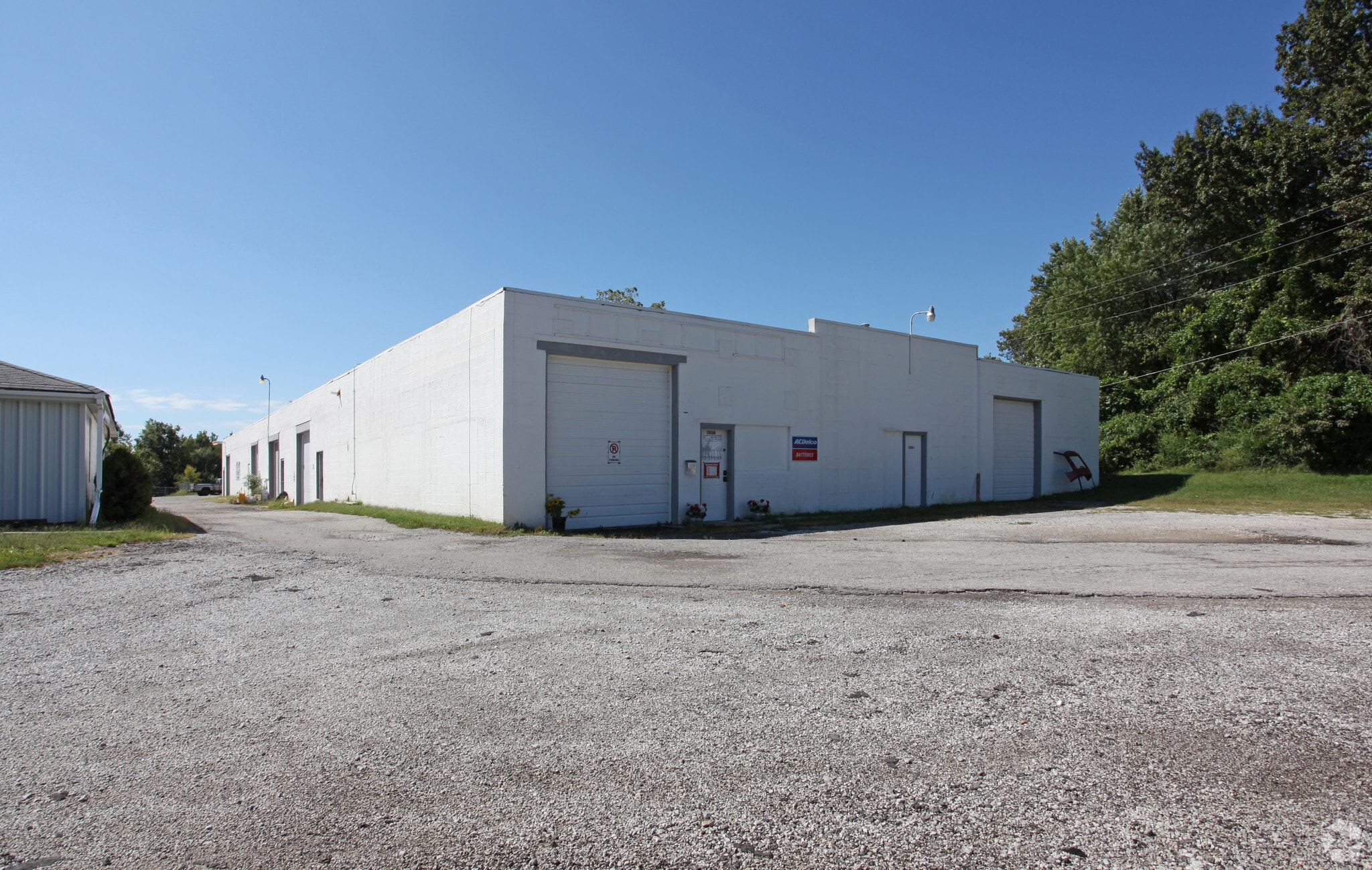 2850 E 40 Hwy, Blue Springs, MO for lease Building Photo- Image 1 of 9