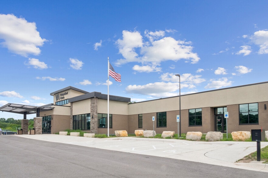 1106 Military Blvd, Decorah, IA à vendre - Photo du bâtiment - Image 2 de 31