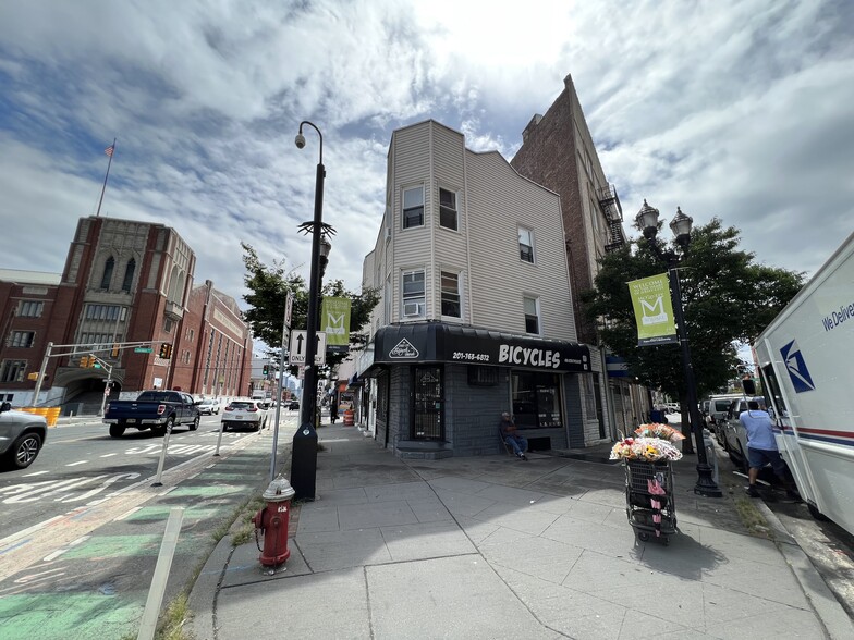 687 Montgomery St, Jersey City, NJ for sale - Building Photo - Image 1 of 1