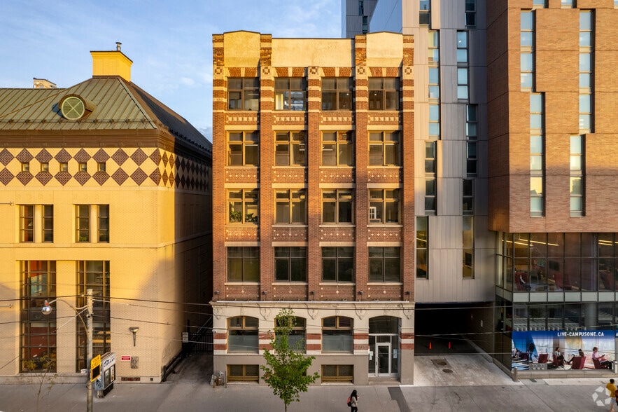 243 College St, Toronto, ON à louer - Photo du bâtiment - Image 2 de 4
