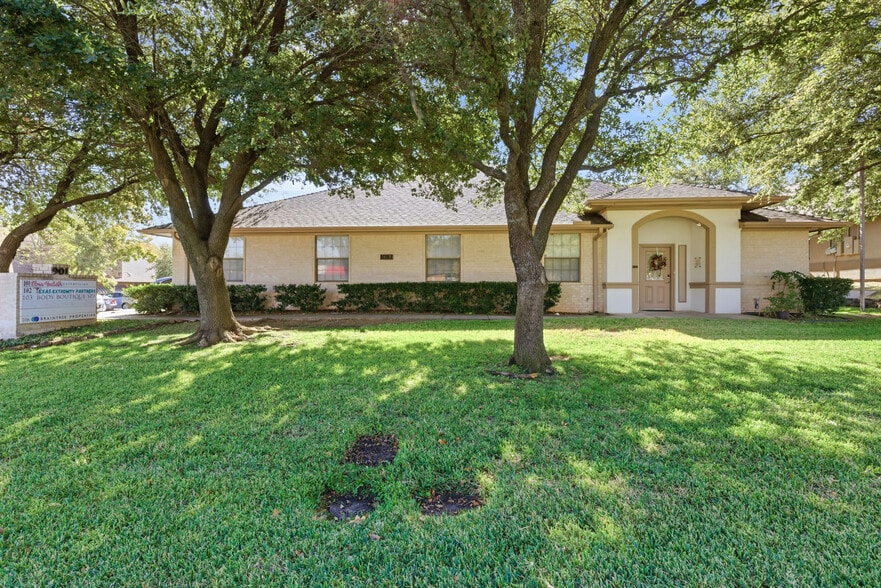 901 W Wall St, Grapevine, TX à louer - Photo du bâtiment - Image 2 de 17