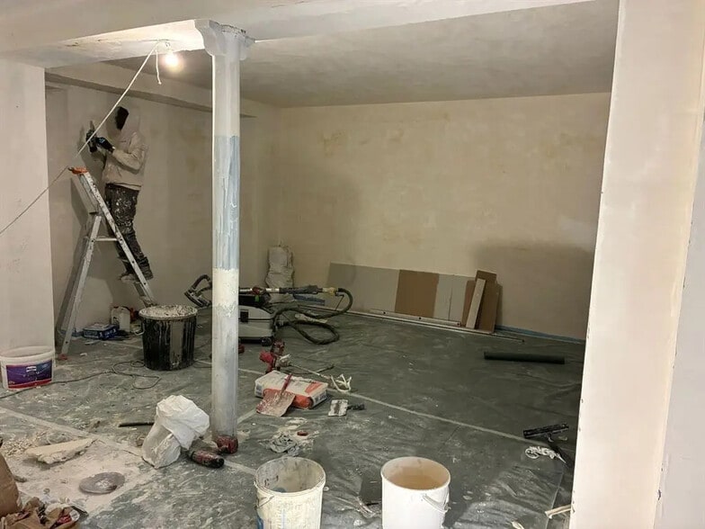 7 Rue Brunel, Paris for lease - Interior Photo - Image 2 of 4