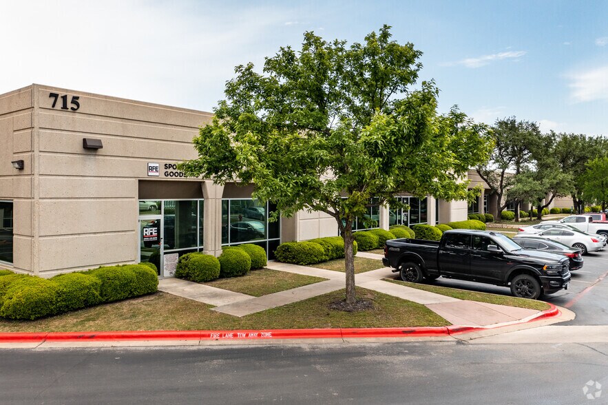 715 Discovery Blvd, Cedar Park, TX à louer - Photo du bâtiment - Image 3 de 18