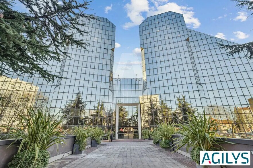 Bureau dans Cachan à louer - Photo du bâtiment - Image 1 de 13